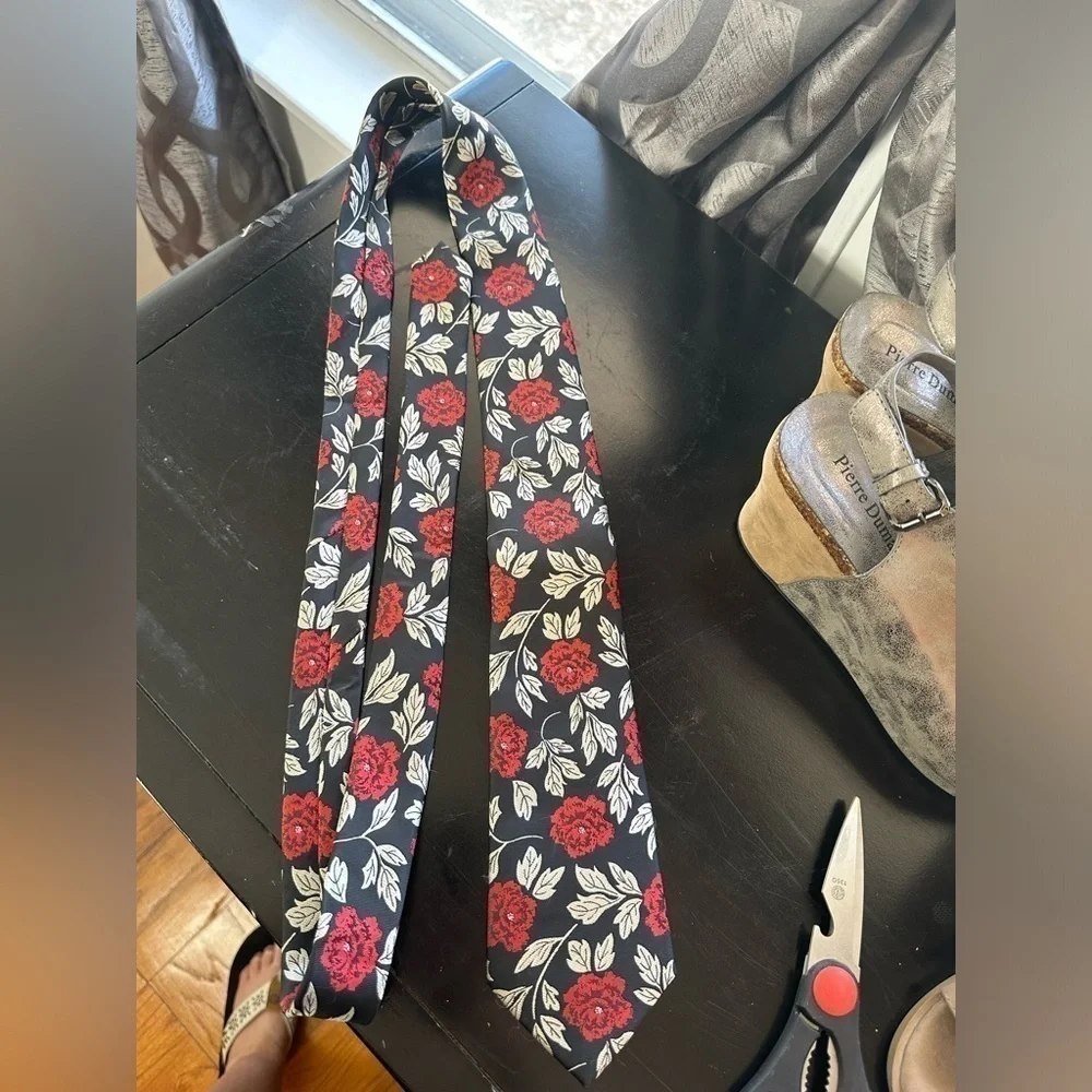 Hisdern Black and Red Rose Floral Tie